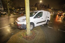 Automobilist vlucht na botsing met Connexxion bus in Haarlem