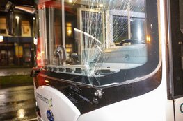 Automobilist vlucht na botsing met Connexxion bus in Haarlem