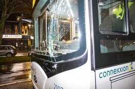 Automobilist vlucht na botsing met Connexxion bus in Haarlem