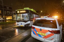 Automobilist vlucht na botsing met Connexxion bus in Haarlem