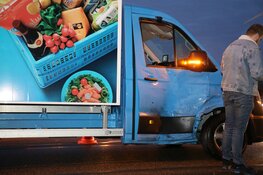 DHL wagen botst op kerende Albert Heijn wagen in Spaarndam