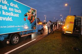 DHL wagen botst op kerende Albert Heijn wagen in Spaarndam