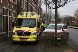 Overstekende vrouw met plant ziet scooterrijdster over het hoofd