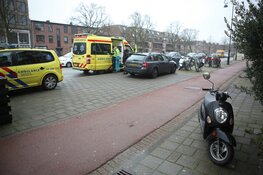 Scooterrijder gewond door te hard remmen voor auto