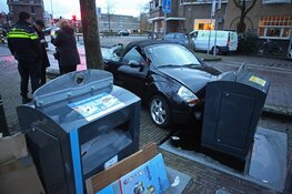 Auto botst tegen ondergrondse vuilcontainer na botsing