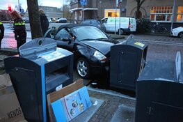 Auto botst tegen ondergrondse vuilcontainer na botsing