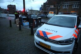 Auto botst tegen ondergrondse vuilcontainer na botsing