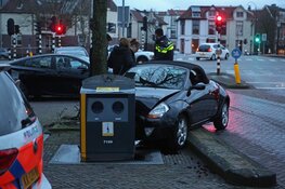 Auto botst tegen ondergrondse vuilcontainer na botsing