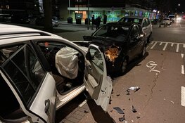 Automobilist ramt geparkeerde auto&#39;s, inzittende slaat op de vlucht