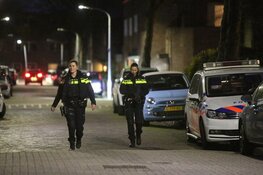 Agenten in kogelwerende vesten houden verdachte aan in woning Haarlem