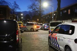 Agenten in kogelwerende vesten houden verdachte aan in woning Haarlem