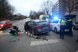 Automobilist vliegt uit de bocht en rijdt verkeerslicht omver