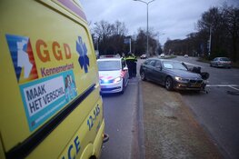 Automobilist vliegt uit de bocht en rijdt verkeerslicht omver