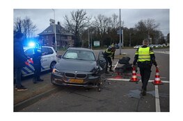 Automobilist vliegt uit de bocht en rijdt verkeerslicht omver