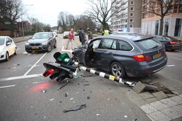 Automobilist vliegt uit de bocht en rijdt verkeerslicht omver