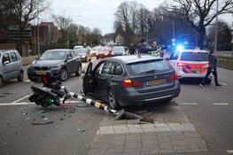 Automobilist vliegt uit de bocht en rijdt verkeerslicht omver