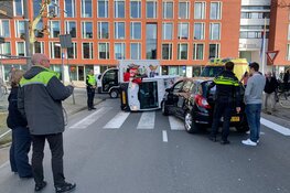 Bezorgauto van Pic-Nic op z'n kant