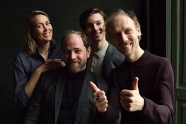 Temptation Island vamp Ayleen Kilisli op het toneel met Theatergroep De Warme Winkel