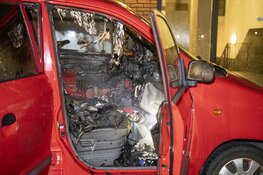Auto in de brand gestoken aan de Freddie Oversteegenstraat in Haarlem