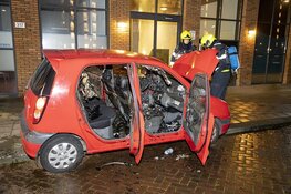 Auto in de brand gestoken aan de Freddie Oversteegenstraat in Haarlem