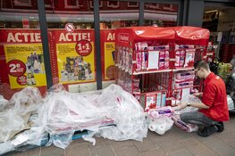 Pallets met WC rollen vliegen de winkel uit