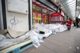 Pallets met WC rollen vliegen de winkel uit