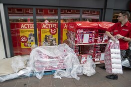 Pallets met WC rollen vliegen de winkel uit