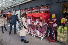 Pallets met WC rollen vliegen de winkel uit