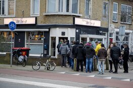 Lange rijen voor coffeeshop na corona-sluiting