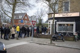 Lange rijen voor coffeeshop na corona-sluiting