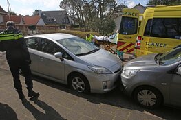 Automobilist raakt onwel en botst tegen andere auto aan in Bentveld