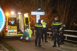 Vrouw te water langs de Schouwbroekerbrug in Heemstede