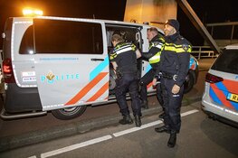Vrouw te water langs de Schouwbroekerbrug in Heemstede