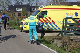 Vrouw rijdt met motor via sloot voortuin binnen