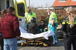 Vrouw rijdt met motor via sloot voortuin binnen