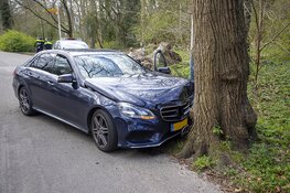 Automobilist moet uitwijken voor kat en botst tegen boom