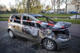 Weer autobrand in Haarlem, dit keer op de Zomerkade