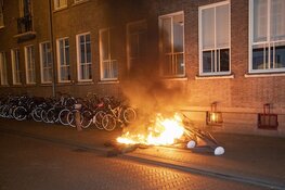 Twee parasols in de brand gestoken naast stadhuis in Haarlem