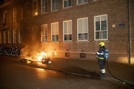 Twee parasols in de brand gestoken naast stadhuis in Haarlem