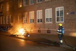 Twee parasols in de brand gestoken naast stadhuis in Haarlem