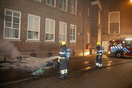 Twee parasols in de brand gestoken naast stadhuis in Haarlem
