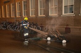 Twee parasols in de brand gestoken naast stadhuis in Haarlem
