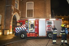 Twee parasols in de brand gestoken naast stadhuis in Haarlem