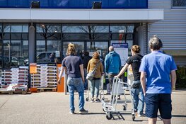 Lange wachtrij bij Gamma Waardsepolder