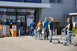 Lange wachtrij bij Gamma Waardsepolder