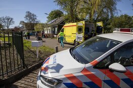 Meerdere personen te water op de Noord Schalkwijkerweg in Haarlem