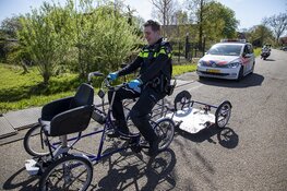 Meerdere personen te water op de Noord Schalkwijkerweg in Haarlem