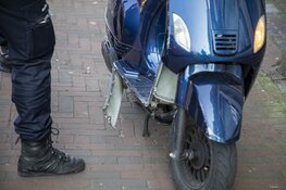 Scooterrijder gewond na botsing met busje in centrum Haarlem