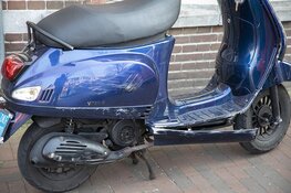 Scooterrijder gewond na botsing met busje in centrum Haarlem