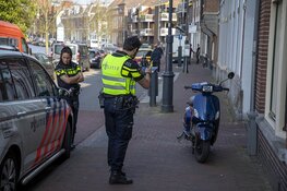 Scooterrijder gewond na botsing met busje in centrum Haarlem